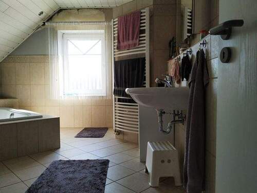 Badezimmer mit Handtuchheizkörper - 