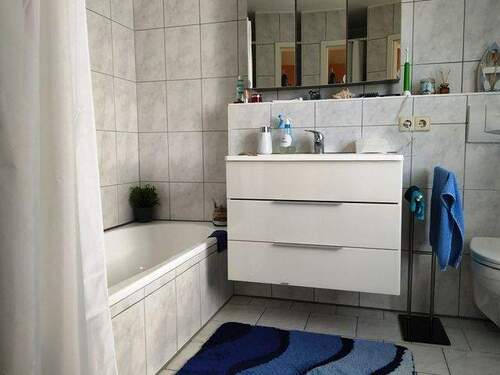ELW_Badezimmer mit Wanne und WC sowie Waschmaschin - 