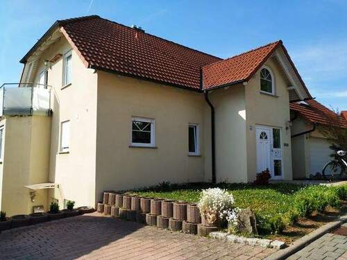 Offener Wohnbereich mit Zugang zum Balkon - Einfamilienhaus mit 252,00 m&sup2; in Igersheim zum Kaufen