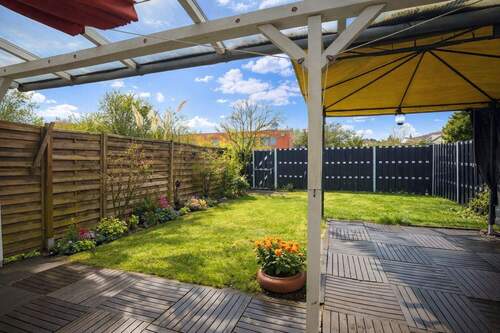 Titelbild neu - Sanierungsbedürftiges Reihenmittelhaus mit Terrasse und Garten