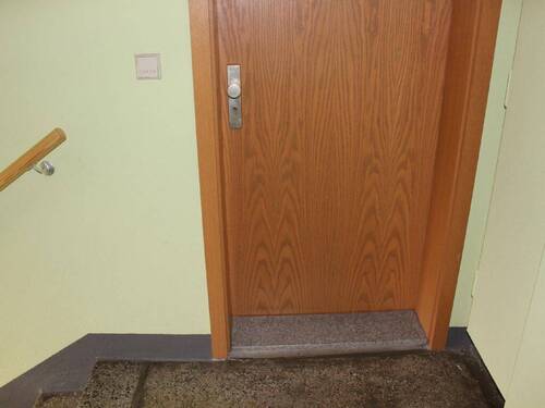 zur Wohnung - 