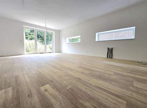 Wohnzimmer mit Blick auf den Wald - 6 Zimmer Doppelhaushälfte in Kayhude