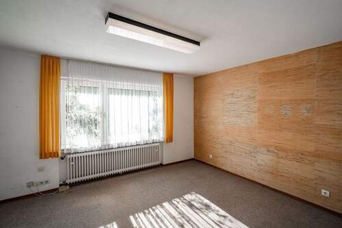 ... sowie ein weiteres wohnlich ausgebautes Zimmer - 