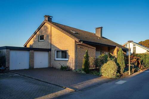 Großzügiges Einfamilienhaus in Steinhagen - Exklusives Wohnen am Fuße des Teutoburger Waldes: Großzügiges Einfamilienhaus mit viel Wohn- und Nutzfläche in Toplage von Steinhagen