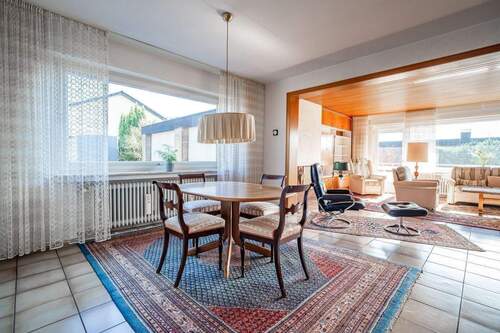 Das Esszimmer grenzt an Wohnzimmer und Küche. - Einfamilienhaus mit 281,00 m&sup2; in Steinhagen zum Kaufen