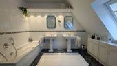 Bad mit Wanne und Dusche im Dachgeschoss - 
