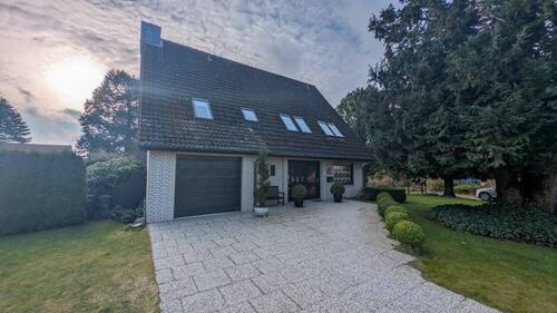 Integrierte Garage und Eingang - 5 Zimmer Einfamilienhaus zum Kaufen in Boren