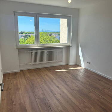 Bild 1 - Frisch sanierte 3-Zimmer-Wohnung mit Balkon und neuer Einbauküche in Hanau-Kesselstadt
