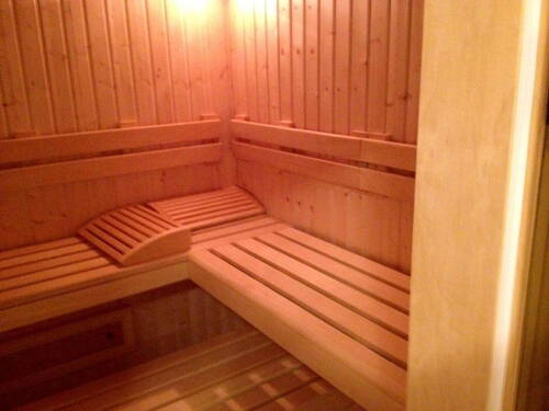 Große Sauna neben Duschbad - 