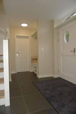 Garderobe und Zugang Gäste-WC - 