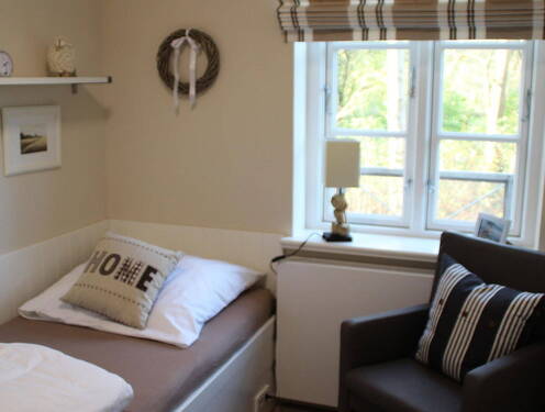 Einzelzimmer mit Einbauschrank - 