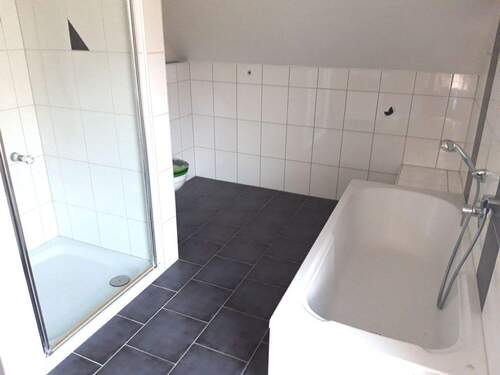 Bad mit Wanne und Dusche - 