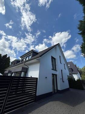 Außenansicht vorne.jpeg - Moderne Doppelhaushälfte in sonniger Südlage – ruhig, effizient & pflegeleicht