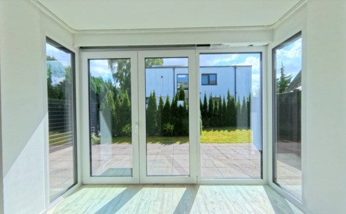 Blick auf Terrasse - 4 Zimmer Doppelhaushälfte in Hamburg