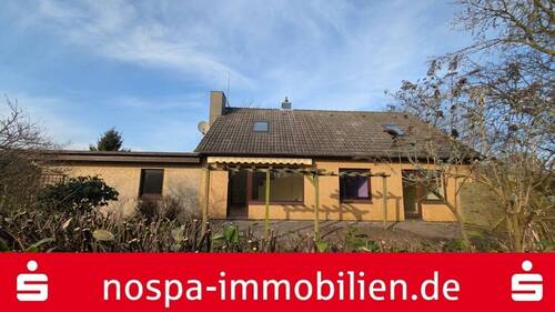 Rückansicht mit Terrasse - Großzügiges Raumwunder in Steinbergkirche: zentrale Lage & viel Platz!