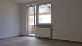Wohnzimmer mit Balkonzugang - Etagenwohnung mit 67,00 m&sup2; in Gießen zur Miete