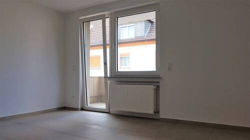 Wohnzimmer mit Balkonzugang - Etagenwohnung mit 67,00 m&sup2; in Gießen zur Miete