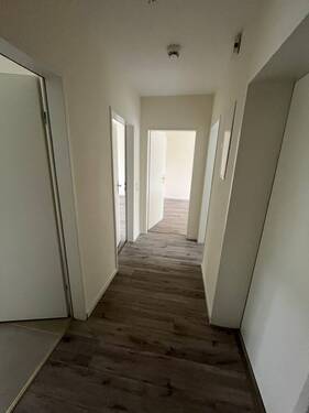 Flur - Moderne 2-Zimmerwohnung mit Balkon, neuer Einbauküche & modernem Bad - sofort bezugsfrei
