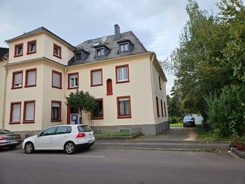 vordere Ansicht.jpg - Einseitig angebautes 5 Familien-Wohnhaus in KonzKarthaus