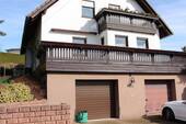 Ansicht des Hauses - Halbes Haus! Lichtdurchflutete ETW in Zweifamilienhaus, EBK, Balkon, Terrasse, Garage+ unverbaubarer Fernblick!