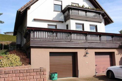 Ansicht des Hauses - Halbes Haus! Lichtdurchflutete ETW in Zweifamilienhaus, EBK, Balkon, Terrasse, Garage+ unverbaubarer Fernblick!