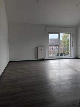 Wohn-Schlafzimmer.jpeg - TOP 1-Zimmer-Wohnung mit 'Loft-Charakter', neuem Vinylboden, Sonnenterrasse u. opt. PKW Stellplatz