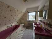 Bad mit Wanne im Obergeschoss - 