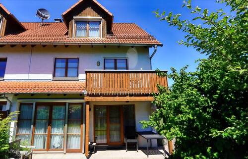 Hausansicht mit Terrasse - 5 Zimmer Doppelhaushälfte in Salem