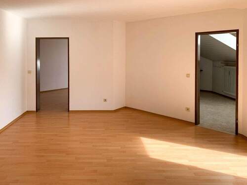Helles Wohnzimmer - 2 Zimmer Etagenwohnung zur Miete in Rosenheim