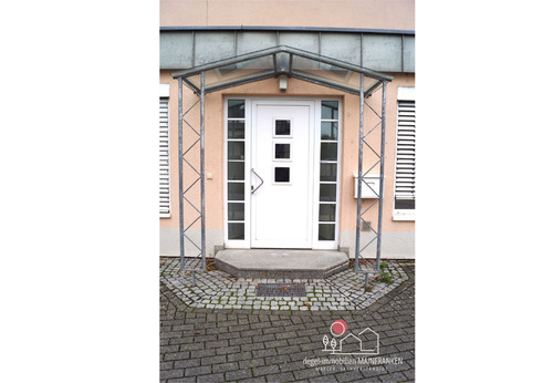 Überdachter Eingangsbereich zum Gewerbeteil - 1 Zimmer Mehrfamilienhaus, Wohnhaus in Dettelbach