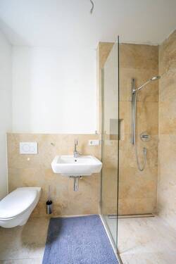 Bad mit Dusche u. WC im EG - 