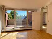 Blick auf den Balkon - 2 Zimmer Terrassenwohnung zum Kaufen in München