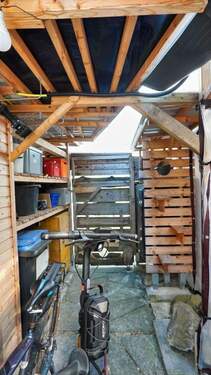 Zugang zum Garten von den Stellplätzen aus - 