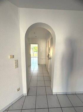 Flur - Etagenwohnung mit 60,00 m&sup2; in Hainburg / Klein-Krotzenburg zur Miete