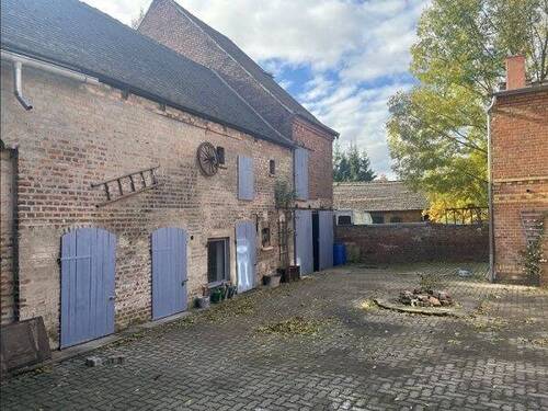 Scheune - 8 Zimmer Mehrfamilienhaus, Wohnhaus in Markranstädt