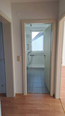 Bad mit großem Fenster - 