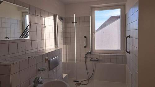 Bad mit Dusche - 