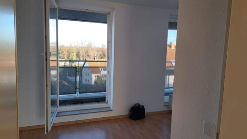 Schlafzimmer mit Zugang zum Balkon - 