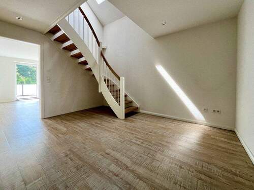 Flur mit Treppenaufgang - 