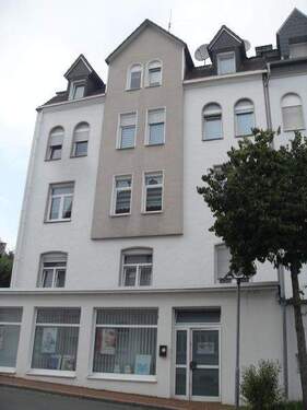 Hausansicht Straßenseite - Familienfreundliche 4-Zi.-Whg. mit Balkon – Nähe Worth!