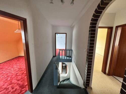 OG: Flur und Treppenaufgang - 