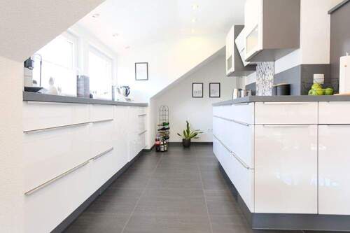 Bild 1 - Moderne Wohnung mit 5 ZKB und wunderschönem Gartenanteil in Heenes !