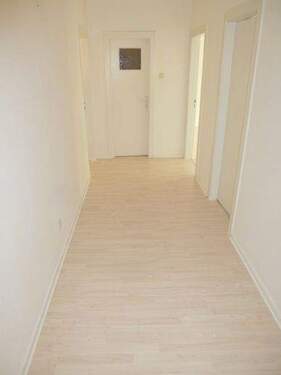 Flur - 2,5-Zi.-Whg. in HH-Wandsbek mit kl. Balkon und PKW-Stellplatz