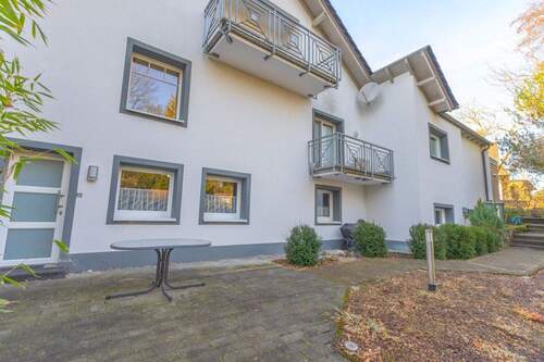 Hausansicht - Menden Platte Heide – ETW im UG mit sep. Hauseingang, Terrasse, Garten & Carport