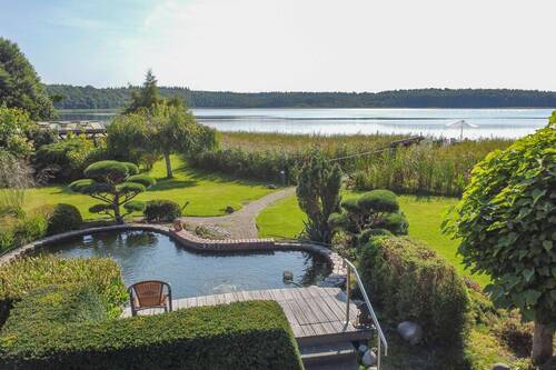 Ausblick und Koi-Teich - 4 Zimmer Reihenendhaus in Krakow am See