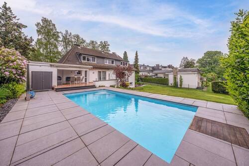 Gartenansicht - Ihr Familienparadies in Ehringhausen: Viel Platz, eigener Pool & Sauna