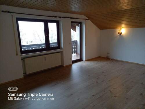 Wohnzimmer mit Zugang zum Balkon - 