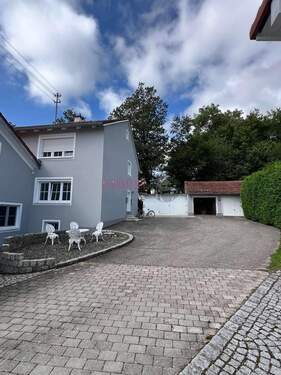 Aussenansicht mit Garagen - Bezugsfreies 2 Familienhaus mit großem Garten in Ruhiger Lage.