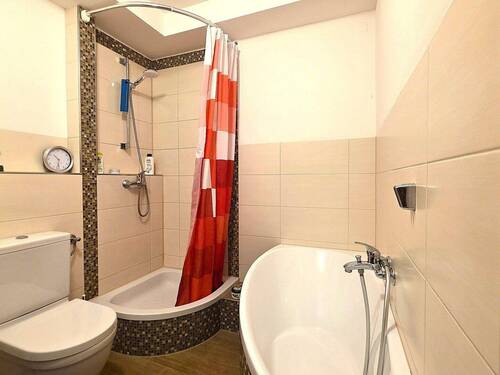 Bad mit Dusche und Wanne - 3 Zimmer Etagenwohnung in Bergisch Gladbach