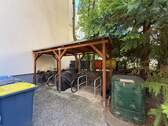 Garten mit Carport für Fahrräder - 